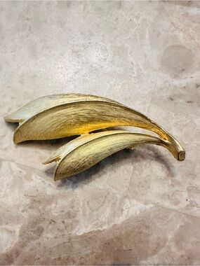 Vintage Crown Trifari Brooch Pin Brushed Gold Tone Abstract Leaves
